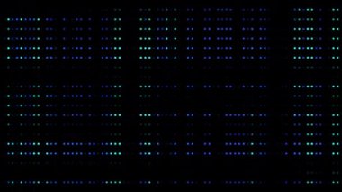 Siyah arkaplanda dijital veri transferinin yanıp sönen neon cyan ve mavi sunucu ışıkları