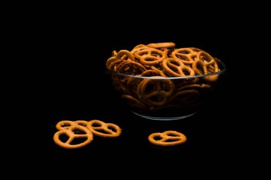 Koyu arkaplanda cam kasede Brezel kurabiyeleri