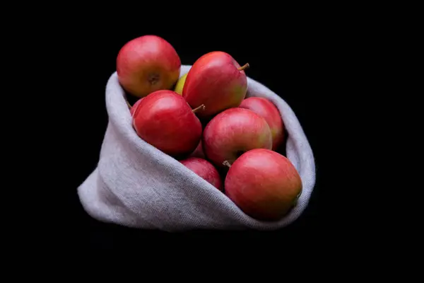 Pommes Rouges Sac Tricoté Sur Fond Sombre — Photo