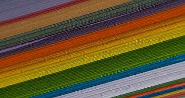 Çok renkli kağıt köşegen desenli arka plan. Makro çekim, üst görünüm
