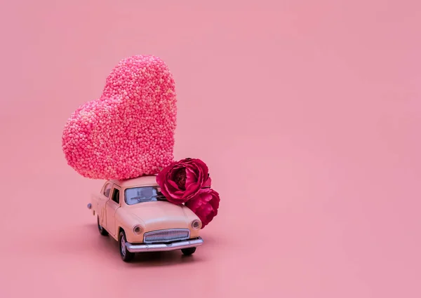 Carro Retrô Brinquedo Com Flores Carregando Grande Coração Amor Romântico Imagens De Bancos De Imagens