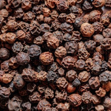Siyah biber arkaplanı. Makro atış. Üst görünüm