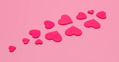 Kalpler pembe arka planda. Aşk ve Sevgililer Günü konsepti