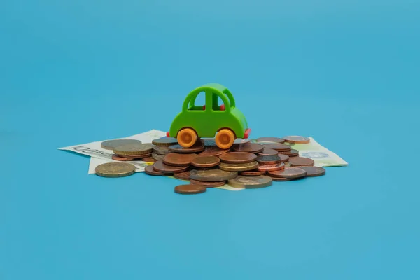 Mini Giocattolo Verde Monete Banconote Sfondo Blu Comprare Auto Concetto — Foto Stock