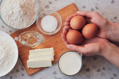 Özel biri için aşkla yemek pişirmek. Ev yapımı krep için malzemeler. Üst görünüm, seçici odak