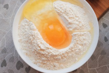 Un içinde yumurta. Hamur konsepti. Üst görünüm, yakın plan