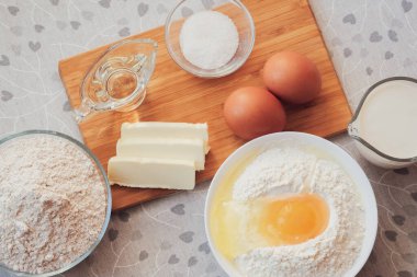 Ev yapımı krep için malzemeler. Özel bir konsept için kahvaltı. Üst görünüm, seçici odak