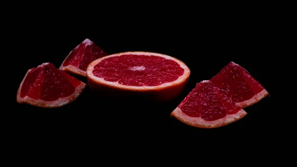 Piros Grapefruit Alkatrészek Sötét Háttérrel — Stock Fotó