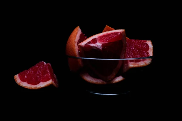 Piros Grapefruit Alkatrészek Üvegtálban Sötét Alapon — Stock Fotó