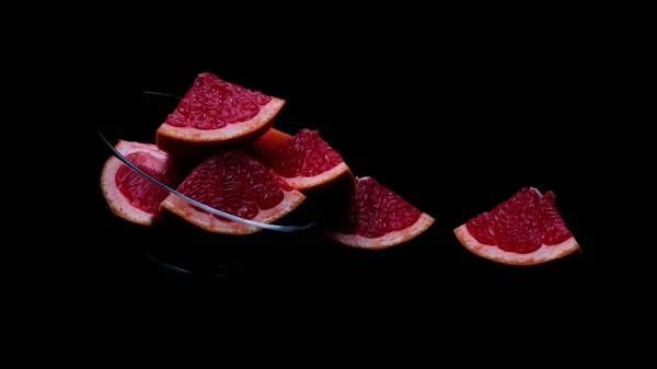 Friss Piros Grapefruit Alkatrészek Üvegtálban Sötét Alapon — Stock Fotó