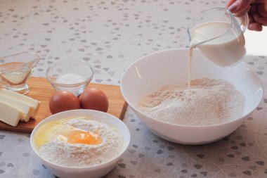 Ev yapımı krep için malzemeler. Özel biri için kahvaltı hazırlıyorum. Üst görünüm, seçici odak