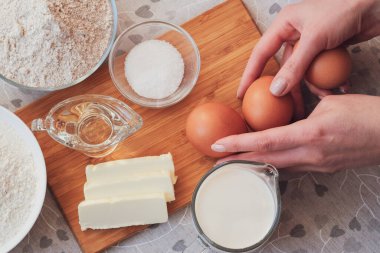 Özel biri için aşkla yemek pişirmek. Ev yapımı krep için malzemeler. Üst görünüm