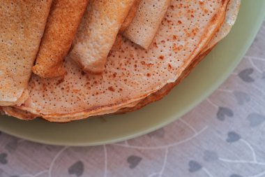 Rus gözlemeleri. Maslenitsa ve krep haftası konsepti. Üst görünüm