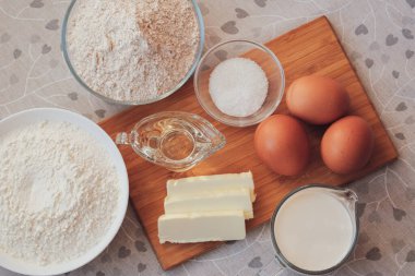 Özel biri için yemek pişirmek. Ev yapımı krep için malzemeler. Üst görünüm