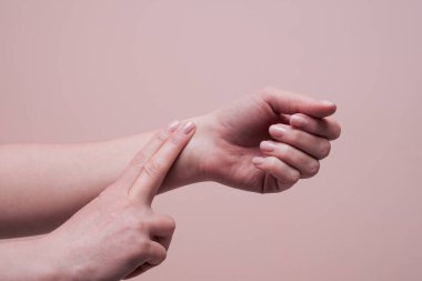 Dişi eller nabız hareketi yapıyor. Yakın çekim, kopyalama alanı. El işaretleri iletişim konsepti