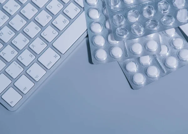 Su toplamış haplı klavye. Kopyalama alanı ile çalışma ve sağlık kavramı