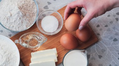 Özel bir konsept için kahvaltı. Üst görünüm, seçici odaklanma. Ev yapımı krep malzemeleri.