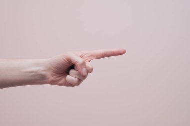 Parmak işareti hareketi. El işaretleri iletişim konsepti