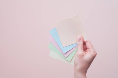 Elin boş renkli yapışkan notlar tutuyor.