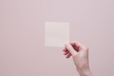 Elin boş, yapışkan hafıza notunu tutuyor