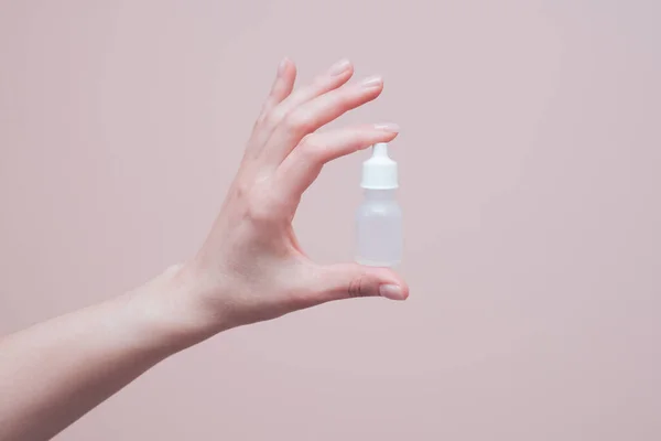 Plastik şişeyi tutan el. İlaç ve eczane kavramı