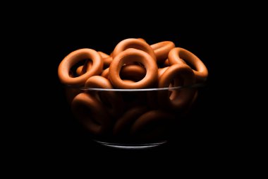 Koyu arkaplanda cam kase içinde geleneksel Rus ekmek simitleri