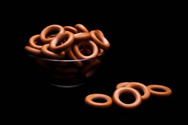 Koyu arkaplandaki cam kasede Rus ekmekleri. Boşluğu kopyala.