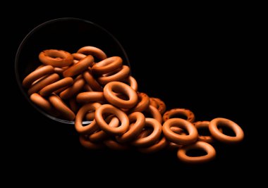 Geleneksel Rus ekmekleri arka planda cam kaseden dökülüyor. Yaklaş, boşluğu kopyala