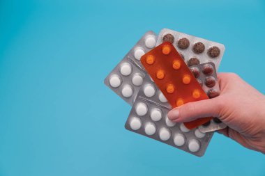 El ele tutuşma hapları. Eczane ve tıbbi tedavi konsepti. Boşluğu kopyala