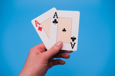 Kadın el iki as tutuyor. İskambil oynamak ve kumar oynamak.