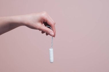 Kadın eli temiz pamuk tamponu tutuyor. Fotokopi alanı ile kadın hijyeni ve sağlık kavramı