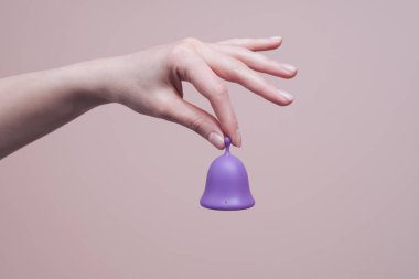 Adet bardağını tutan kadın. Fotokopi alanı ile kadın hijyeni ve sağlık kavramı