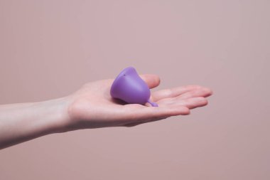 Adet bardağı açık kadın elinde. Kadın hijyeni ve sağlık konsepti