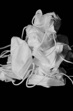 Tıbbi yüz maskeleri kullanılmış. Tıbbi atık ve kirlilik yaratıcı konsept, siyah ve beyaz