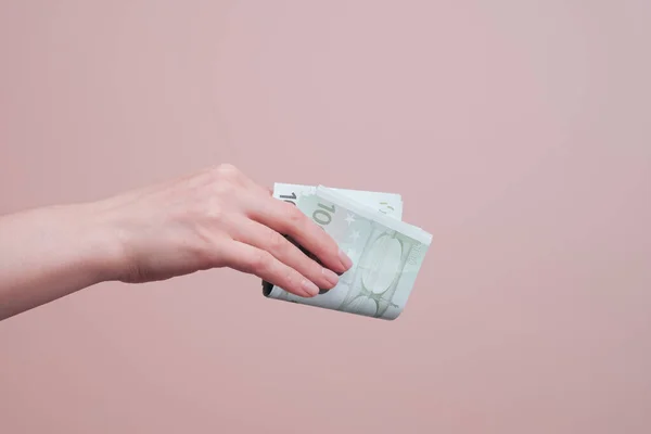 Avro banknotlarıyla el ele tutuşmak. Kişisel finans yatırım kavramı