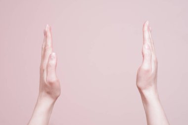 Boş eller bir şey tutuyor. Yakın çekim, kopyalama alanı. El işaretleri iletişim konsepti