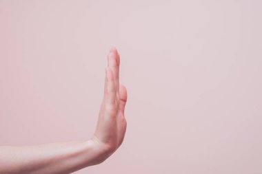 Kadın eli hayır diyor ve jesti durduruyor. Kopya alanı ile şiddet ve istismar kavramının önlenmesi