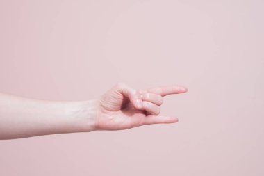 El, rock 'n roll işareti gösteriyor. Kopya alanı ile el işaretleri iletişim kavramı