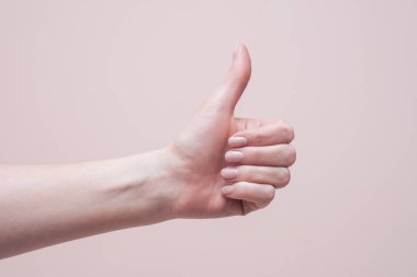 Kadın el çabukluğu hareketi, yakın çekim. El işaretleri iletişim konsepti