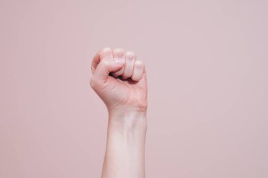 Sıkışmış kadın yumruğu hareketi. Kadın hakları için asgari konsept için savaş