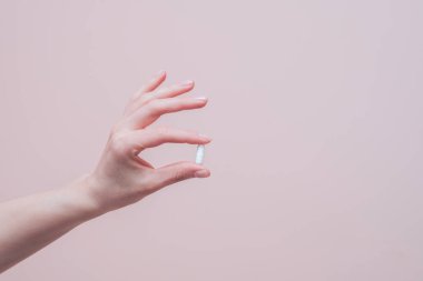 Kadın el ele tutuşan uyuşturucu kapsülü. Eczane ve ilaç konsepti