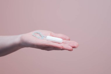 Açık kadın elinde pamuk tampon, yakın plan. Kadın hijyeni ve sağlık konsepti