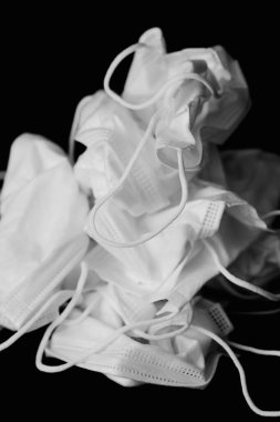 Tıbbi yüz maskeleri kullanılmış. Tıbbi atık kirliliği kavramı, siyah ve beyaz