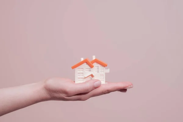 Mão Segurando Casa Brinquedo Miniatura Conceito Hipoteca Imobiliário Com Espaço Imagens Royalty-Free
