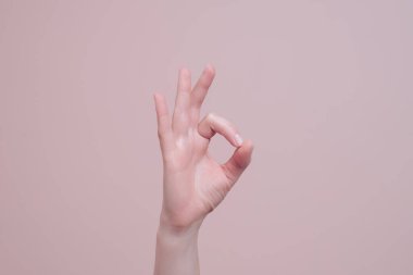 Elin iyi bir hareket gösteriyor. Kopya alanı ile el işaretleri iletişim kavramı