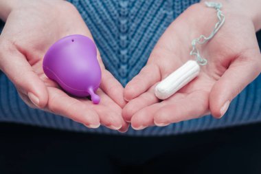 Bardak ve tampon, regl hijyen ürünleri karşılaştırması. Kadın hijyeni ve sağlık konsepti