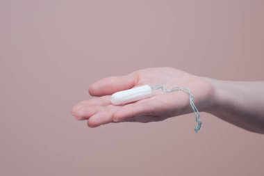 Açık kadın avucunda pamuk tampon, yakın plan. Kadın hijyeni ve sağlık konsepti