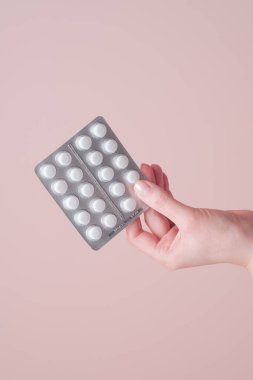 El ele tutuşan ilaç hapları. Kopya alanı olan eczane ve tıbbi tedavi kavramı