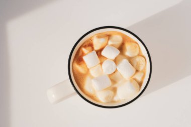 Marşmelovlu kahve fincanı. Yakın çekim, üst görüş, kopyalama alanı. Güneşli atmosferik sabah minimalist kavramı