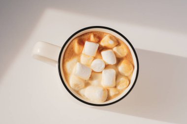 Marşmelovlu kahve fincanı. Güneşli atmosferik minimalist konsept